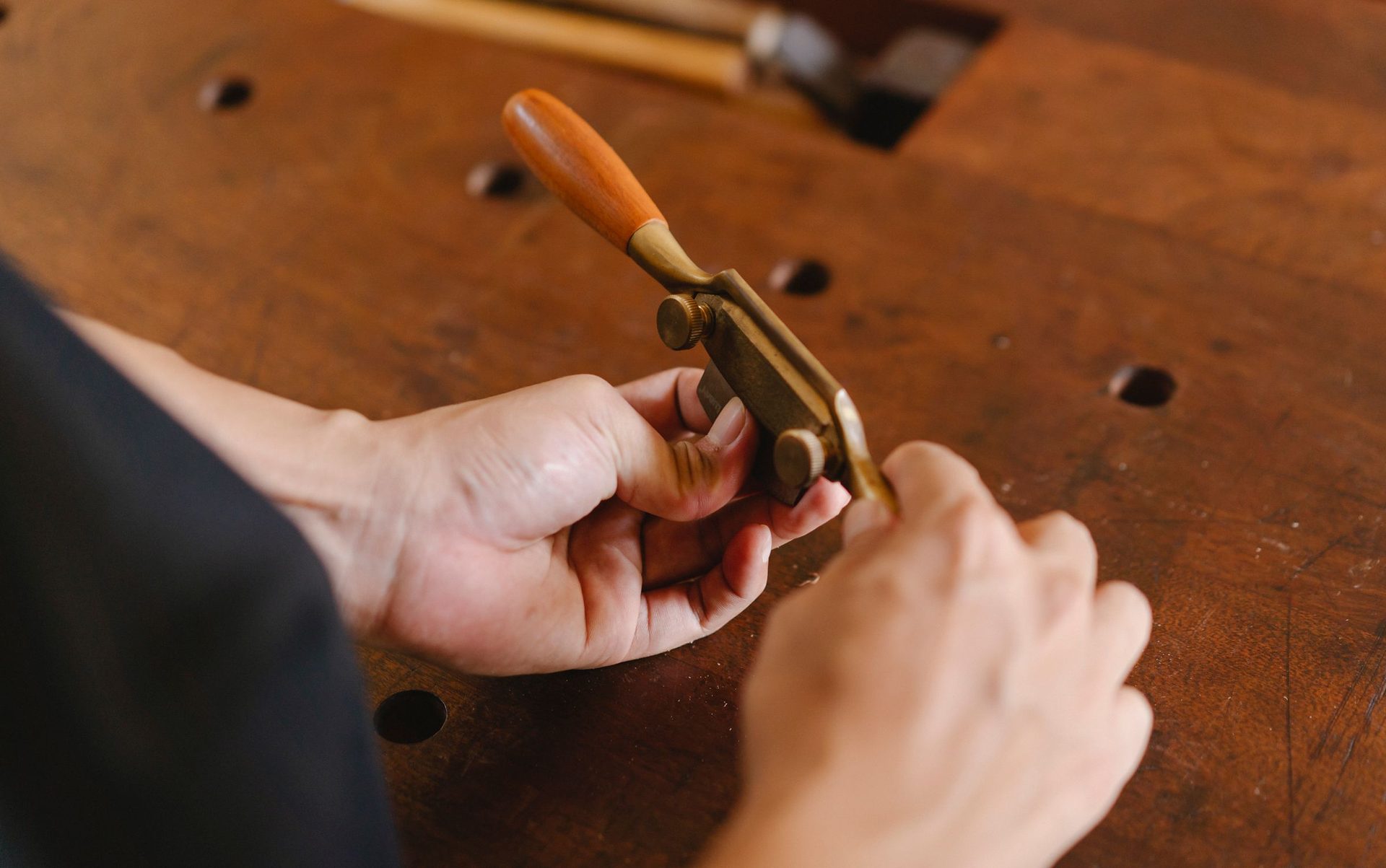 Atelier de menuisier : établis, bois et outils