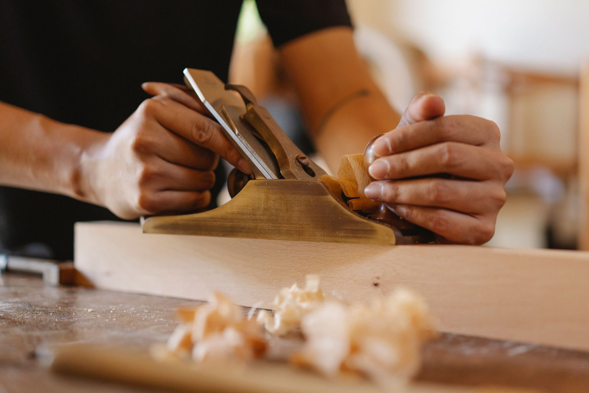 Menuisier travaillant le bois à l’établi