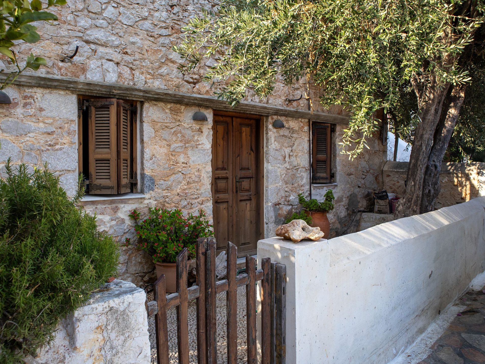 Maison de village à colombages et pierre, façade ancienne restaurée